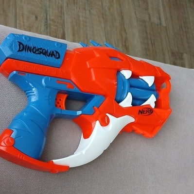 NERF DinoSquad Dart-Blaster Spielzeugpistole F4150 Blau/Orange/Weiß