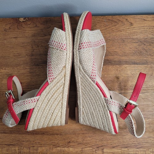 Alpargatas de cuña Isaac Mizrahi rojas y beige con textura Micah talla 10 - Imagen 9 de 11