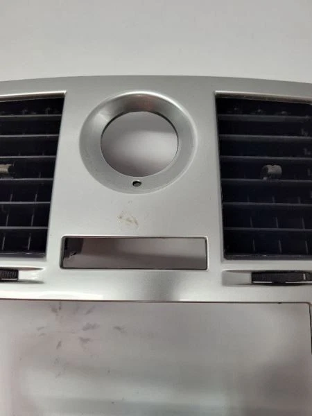 2005 2006 2007 CHRYSLER 300 RADIO VENT BEZEL - Image 4 of 4