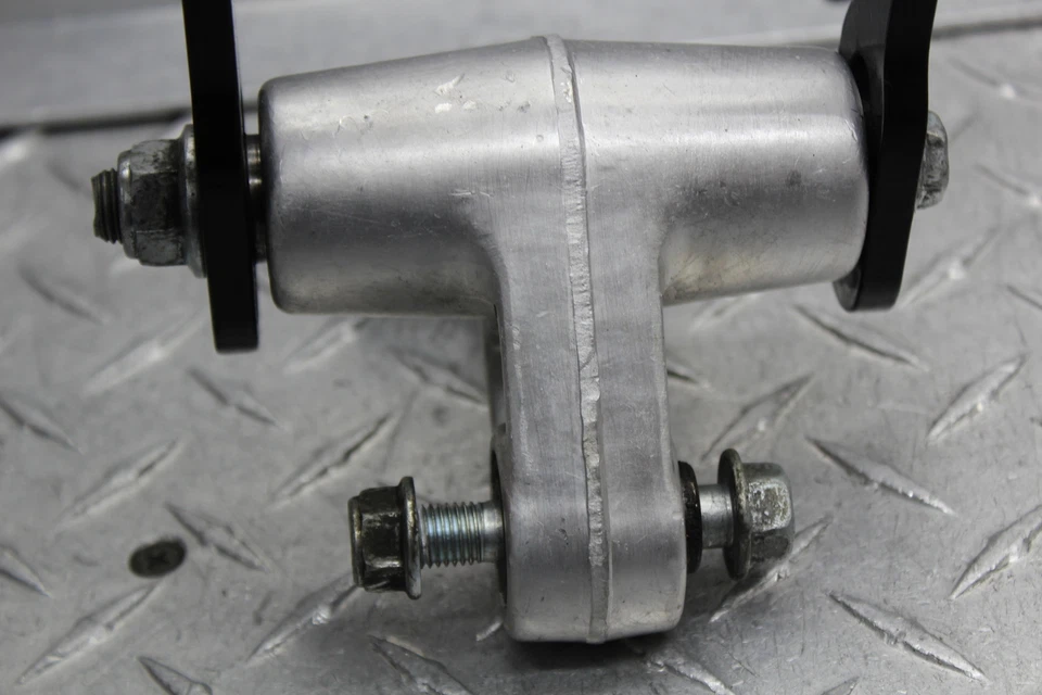 2003 SUZUKI HAYABUSA GSX1300R ЗАДНИЙ DOGBONE АМОРТИЗИРУЮЩЕЕ ЗВЕНО 62600-24810 - Изображение 4 из 4