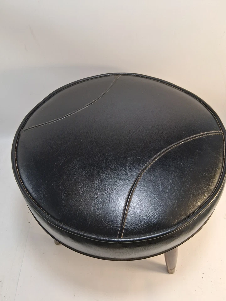 Babcock Phillips Corp MCM escabelo de vinil preto otomano com 4 pernas cônicas de madeira - Imagem 2 de 4