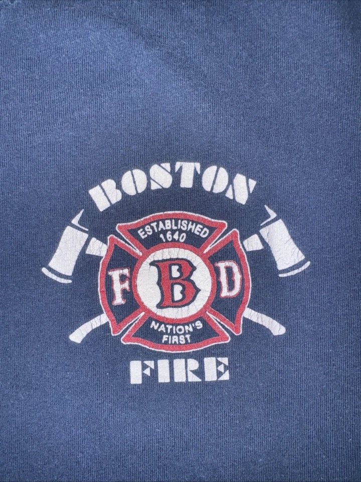 Camiseta Gráfica Vintage Departamento de Bomberos de Boston Azul Marino Grande 19x25 Bombero Foto 4 de 4