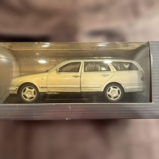 Mercedes-Benz E-class Station Wagon 1/18 Silver