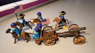BD PLAYMOBIL LOT CHARIOT CHARETTE TIRE CANON SOLDAT NORDISTE WESTERN FORT BRAVE - Photo 1/4