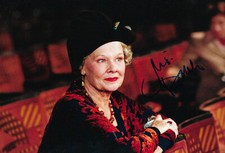 Judi Dench Autogramm signed 20x30 cm Bild
