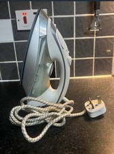 Steam Iron 2400W with Non-Stick Soleplate Adjustable Temperature Wilko