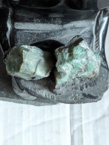 Insolita statuina tribale intagliata pietra marmo nero inginocchiata esemplare verde pietre - Foto 11 di 13