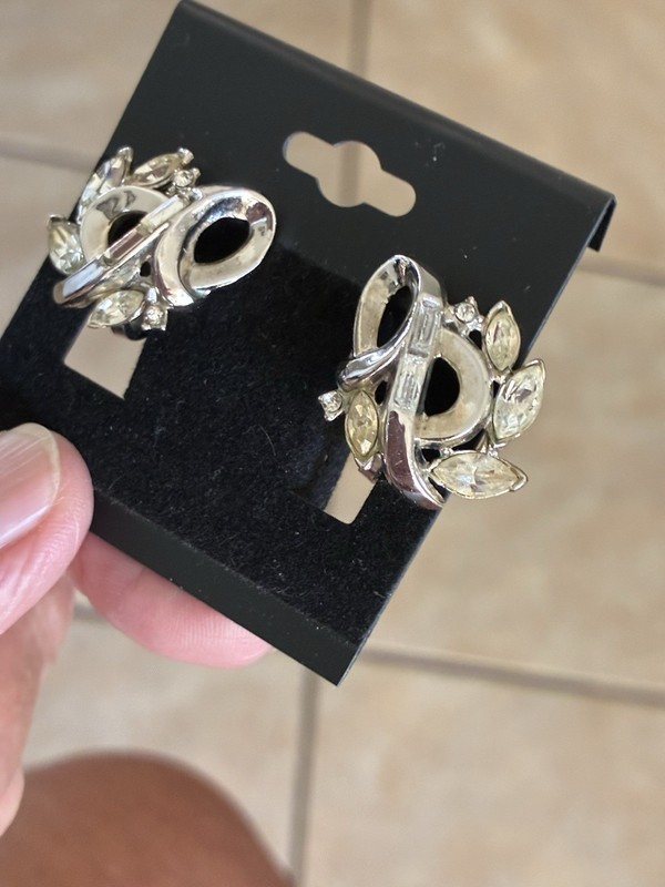 Vintage Crown Trifari Design Pat Pend silver tone swirl clip earrings