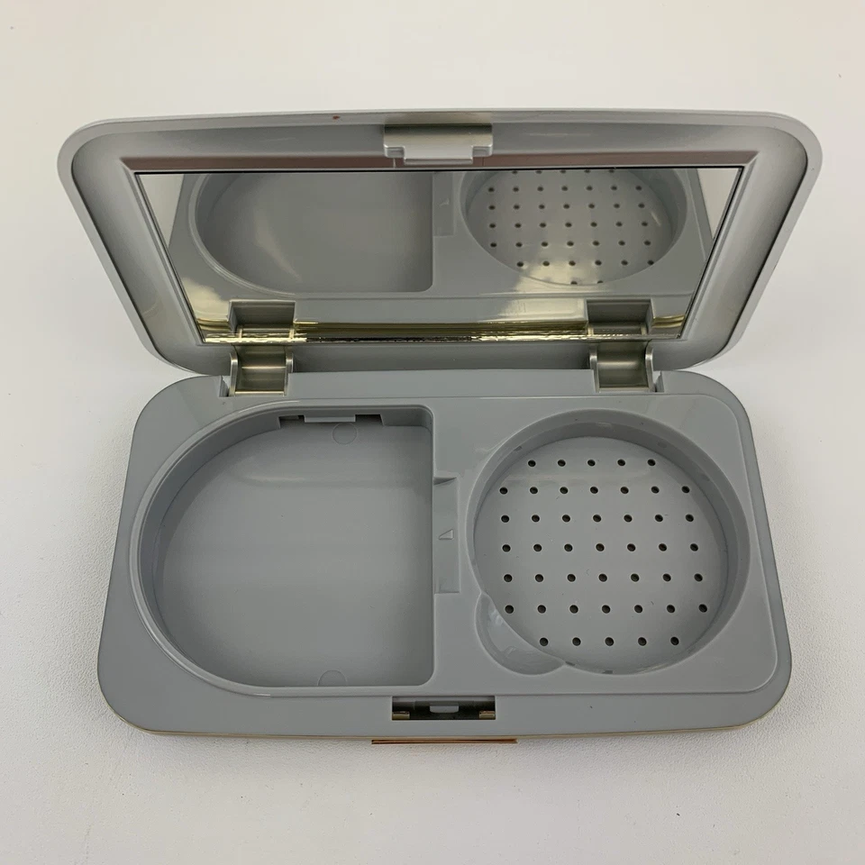 Base Mary Kay TimeWise Compacta Forma D con Espejo Recargable Plateada Foto 3 de 4