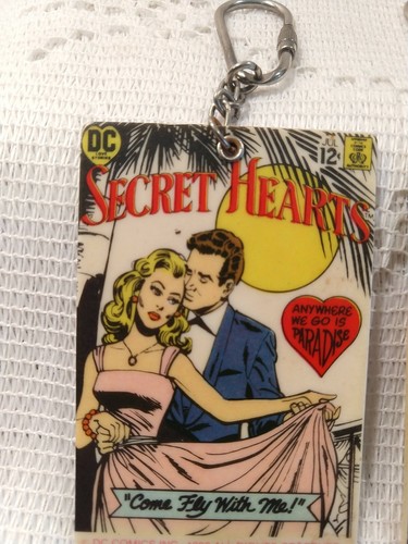 DC Comics Portachiavi 1986 Set di 2 Cuori Segreti e Innamorarsi Vintage - Foto 5 di 11