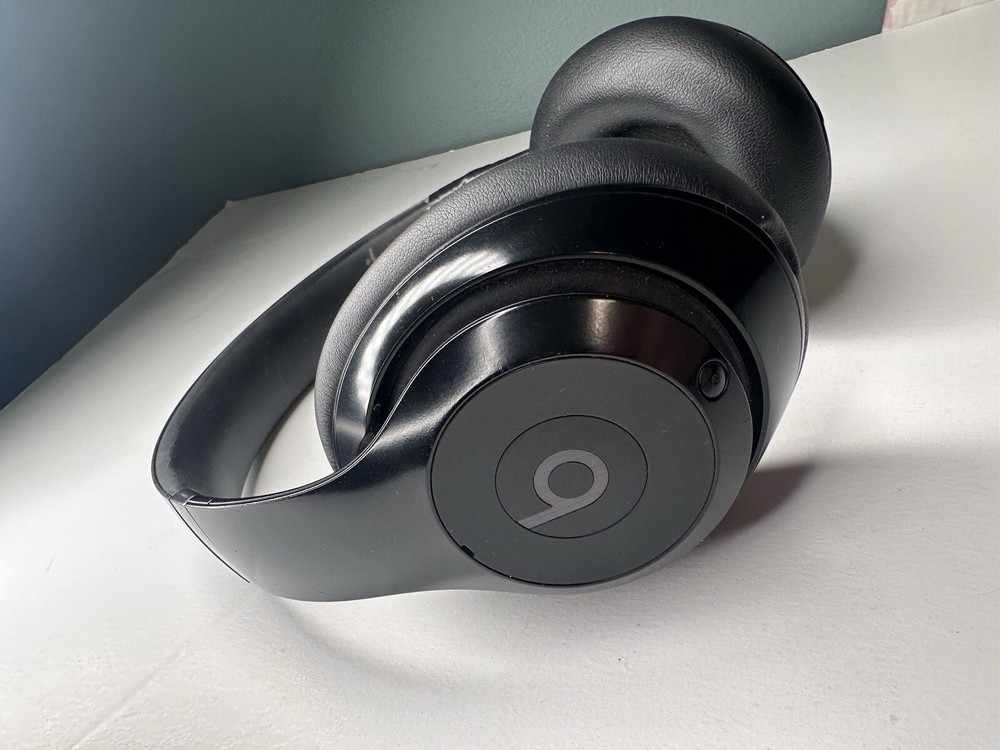 Beats  Studio Pro-Working-Damaged/ READ—-