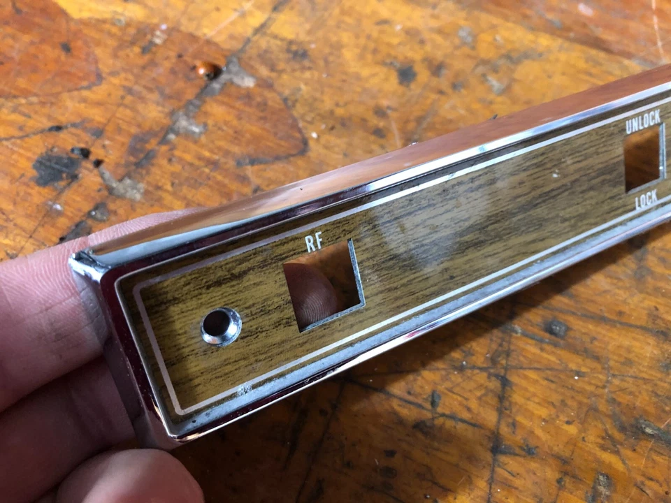 Bisel interruptor puerta pasajero delantero Jeep FSJ tamaño completo Grand Wagoneer Cherokee J10 Foto 3 de 4