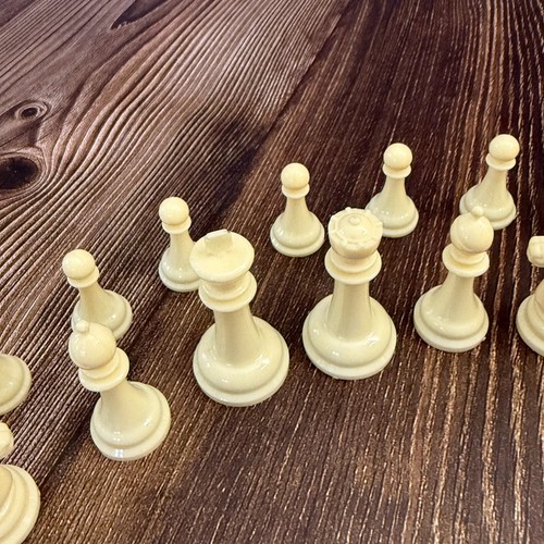 Original Vintage Halsam Products Chicago 32 Plastic Chessmen Red White Instructs - Picture 9 of 14