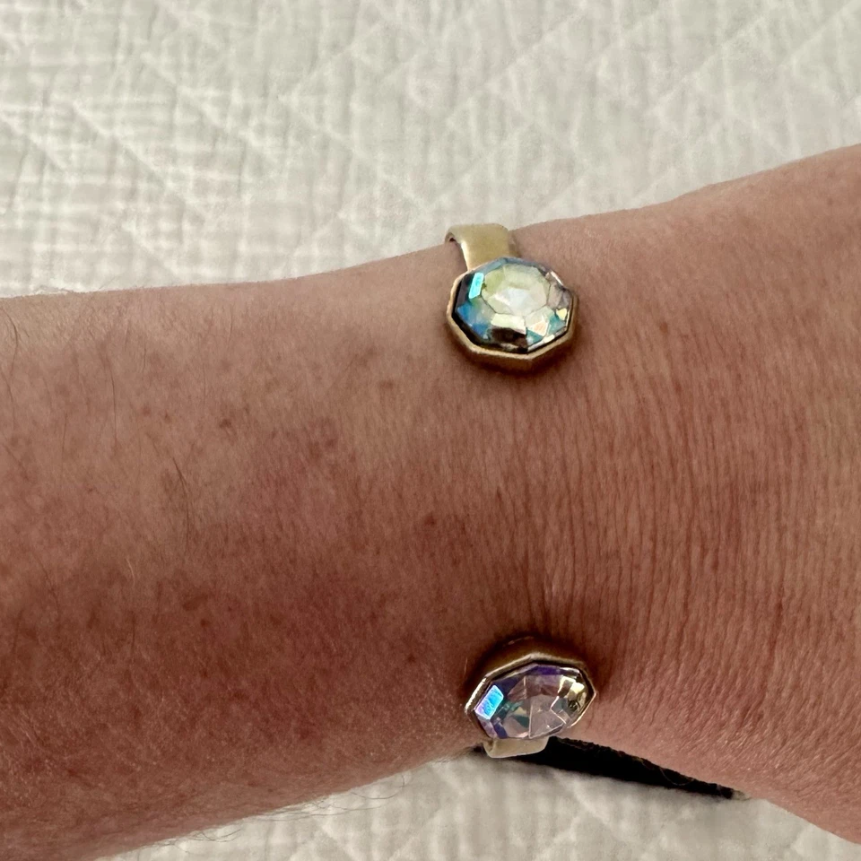 Brazalete Loren Hope Octavia Piedras Iridiscentes Dorado Antiguo, Hecho en EE. UU. Foto 3 de 4