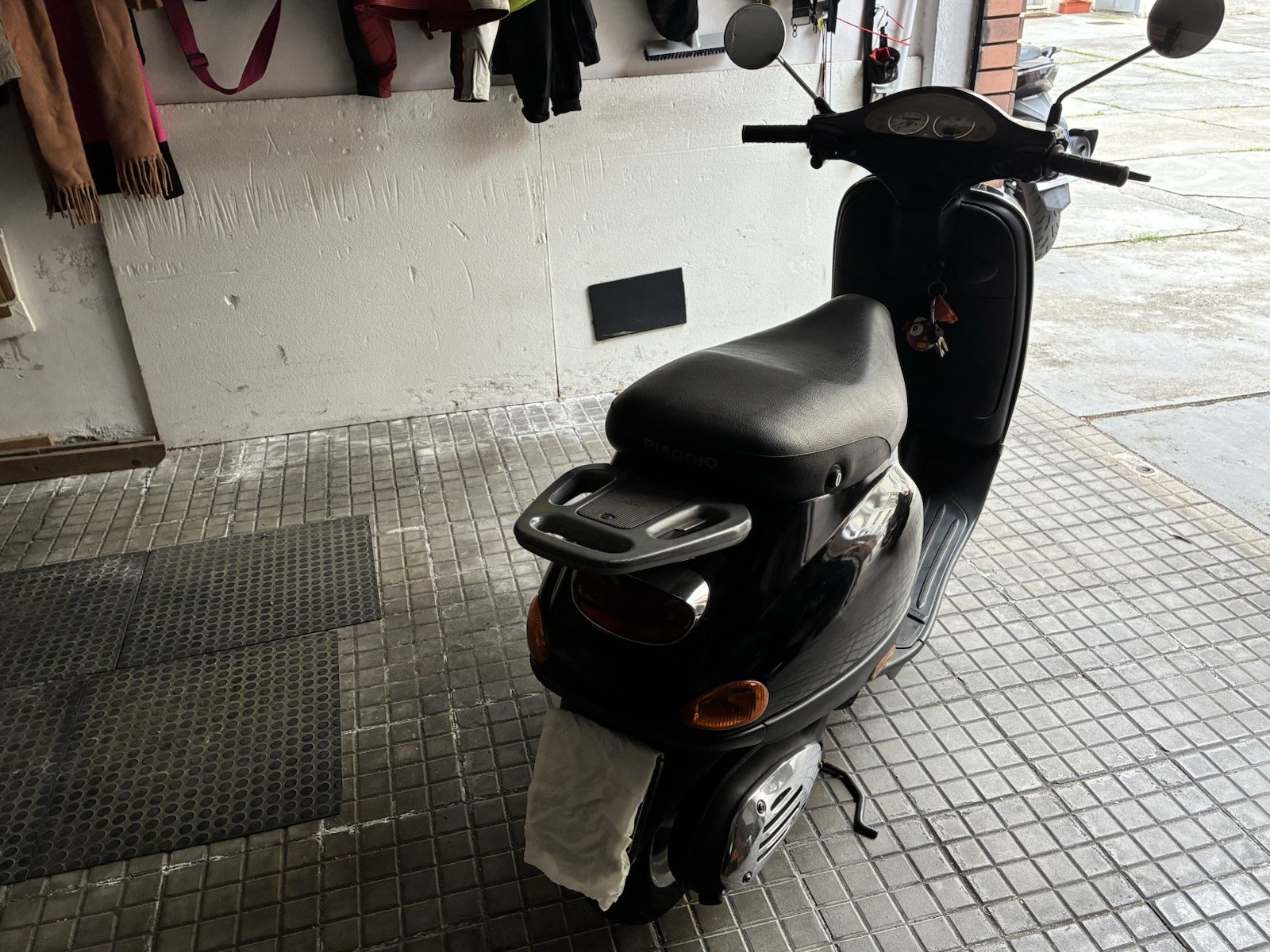 Vespa 50 ET2 del 1997 Km 17.395 colore nero ottime condizioni - Ottimo motore foto 4