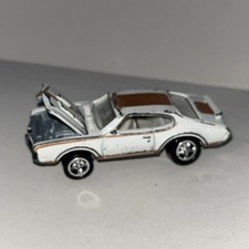 1994 Johnny Lightning 69 Olds 442 Muscle White Gold Diecast Playing Mantis
