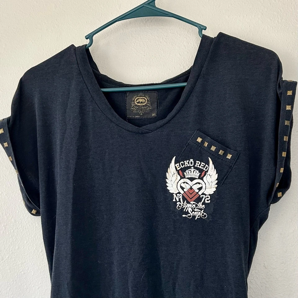 Camiseta Vintage Ecko Rojo Gráfico Cuello en V Y2K Adorno en Mangas Mediana  Foto 3 de 4