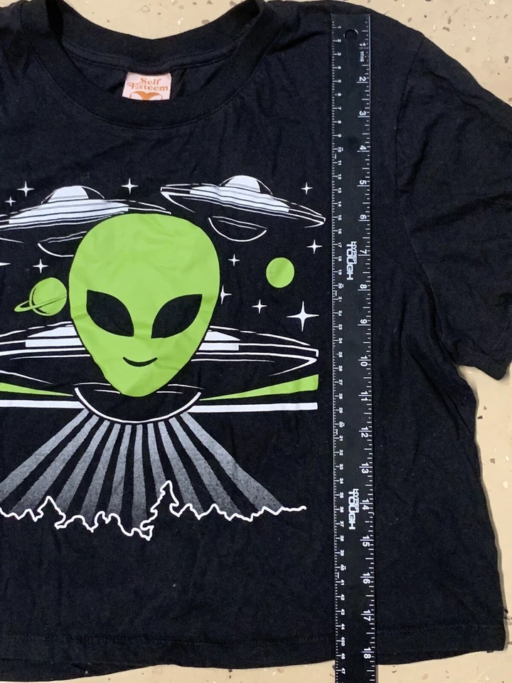 Camiseta corta YOUTH LARGE verde alienígena gráfica OVNI Stay Weird negra hippie Foto 3 de 4