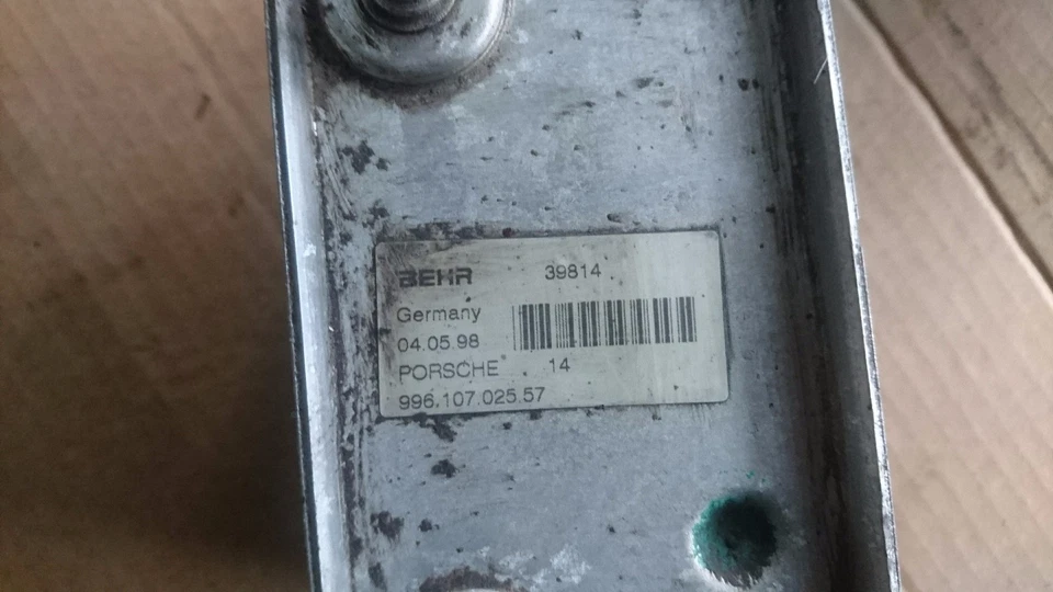 Refrigerador de óleo Porsche 911 99610702557 - Imagem 2 de 2