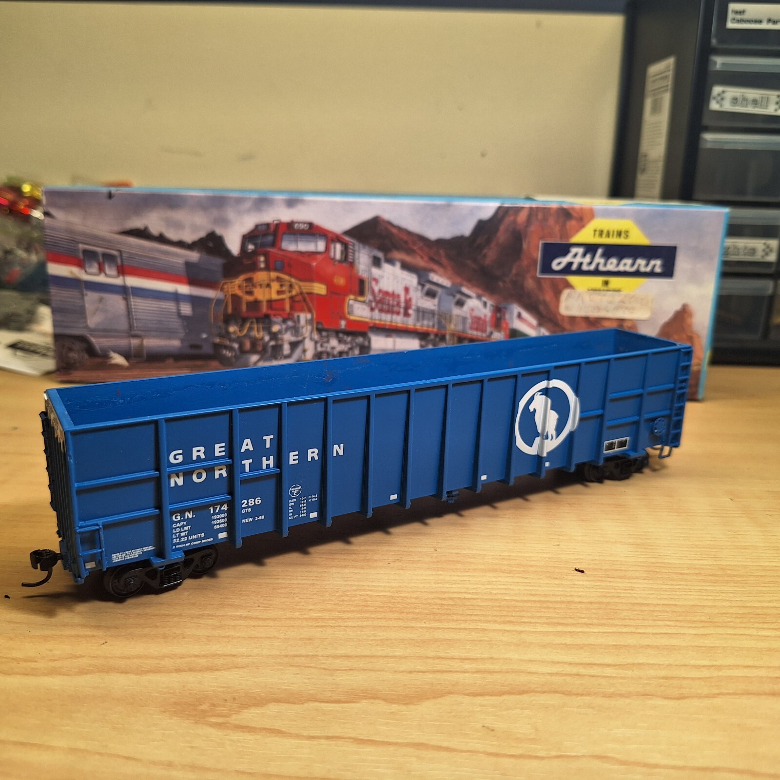 HO WALTHERS 9324051 61' WOOD CHIP Hopper Gondola GREAT NORTHERN GN