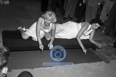 MARILYN MONROE & JANE RUSSELL HANDPRINTS GRAUMAN'S THEATER 4X6 PHOTO