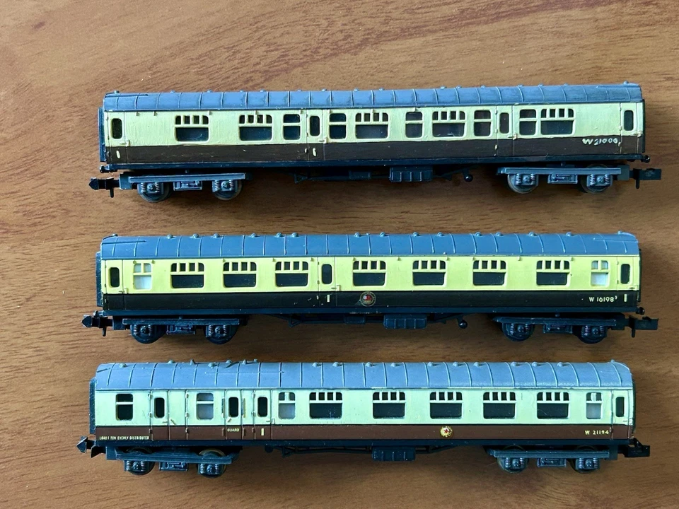 Rake of 3 Minitrix N Gauge Mk1 Coaches in Chocolate & Cream. 2 Comps, 1 Brake - Image 3 of 4