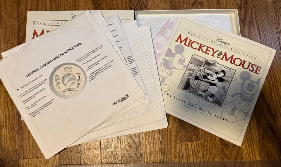MICKEY MOUSE  the Black & White Years Laser Disc Collection Vol 1 Walt Disney Foto 4 de 4