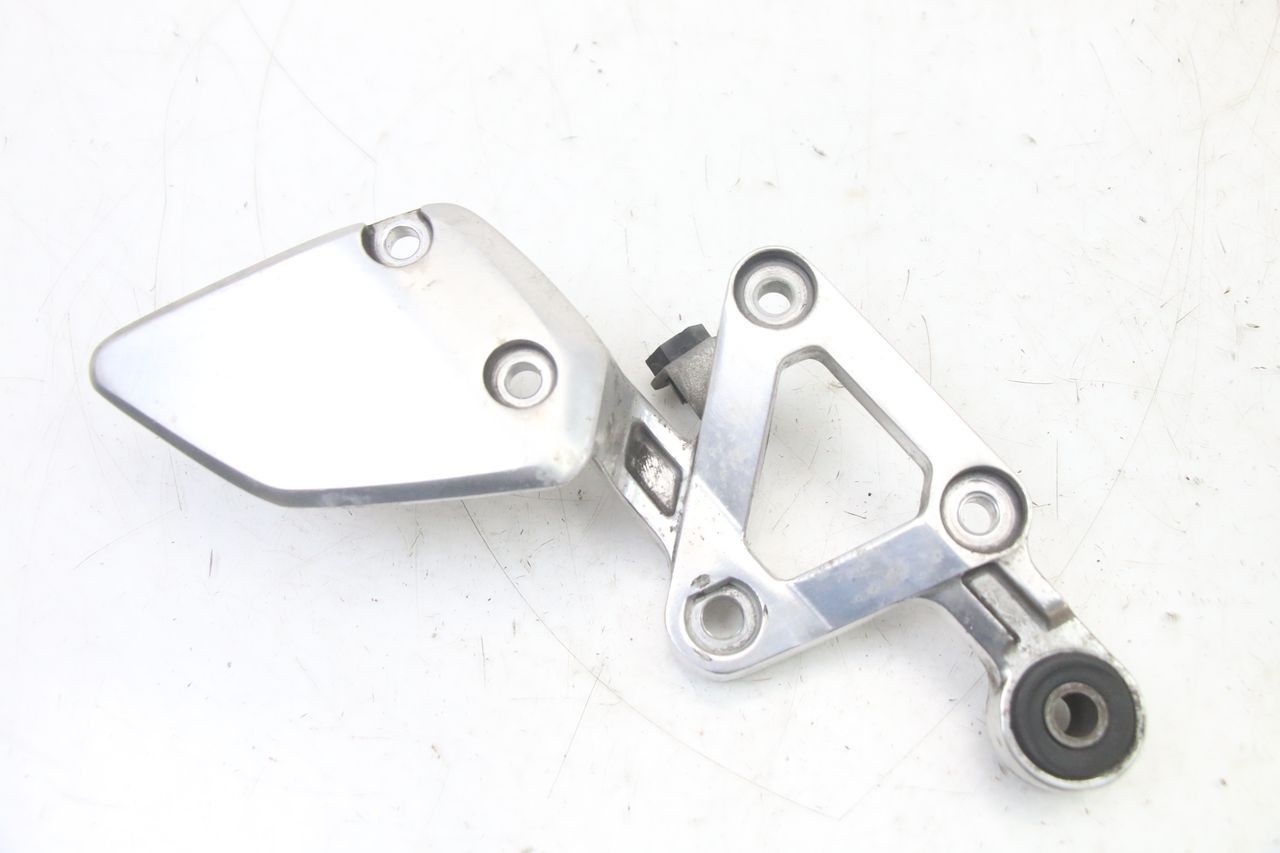 RIGHT FRONT FOOTREST BRACKET - YAMAHA FZS FAZER 600 (2001 - 2003)