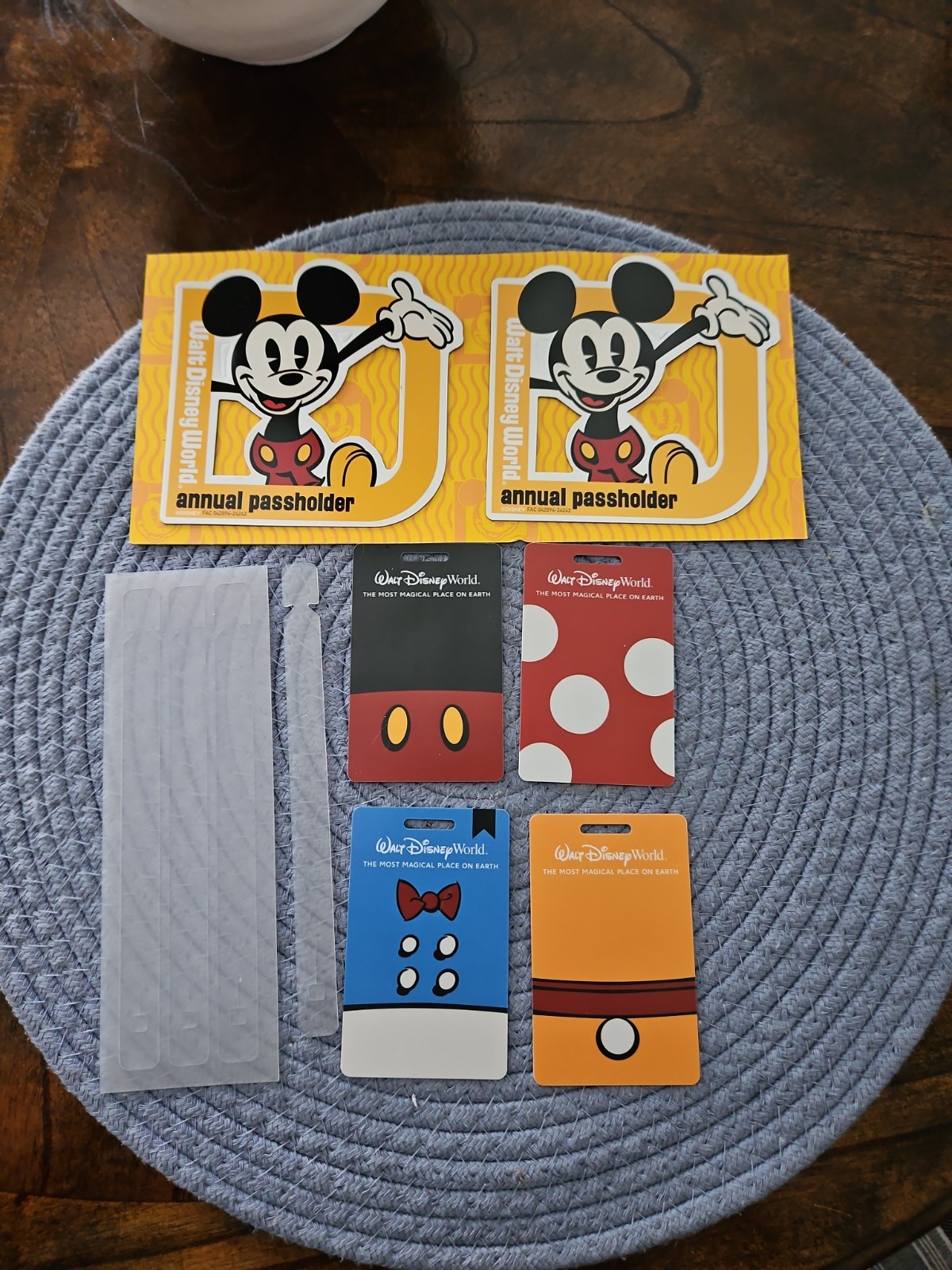 Tags/ Magnets-mickey,minnie,donald,and Pluto New!