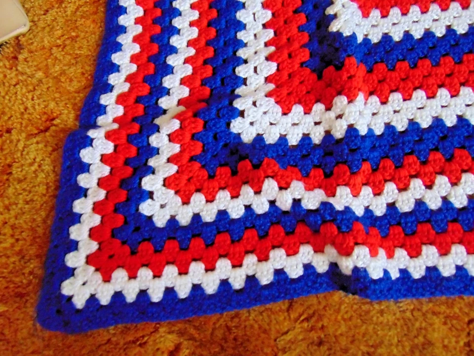 Silla cama abuela afgana vintage manta tejida roja blanca azul patriótica Foto 3 de 4