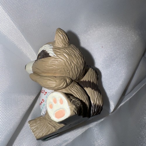 Hallmark Grandchild's First Christmas Raccoon Ornament Dated 1993 - Bild 5 von 7