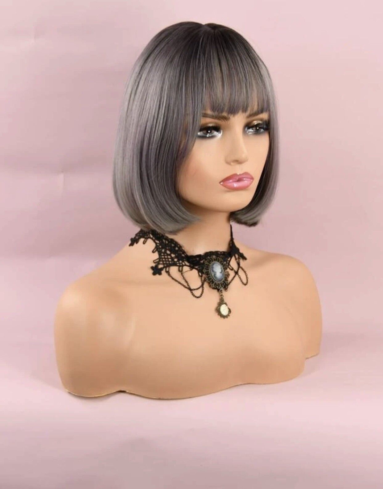 Perruque synthétique gris foncé pour masquer la perte de cheveux, coupe courte lisse confortable
