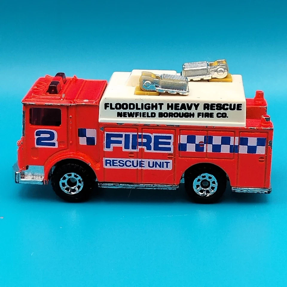 Matchbox Mack Auxiliary Power Fire Truck Floodlight Rescue Vintage Diecast Red - Image 2 of 4