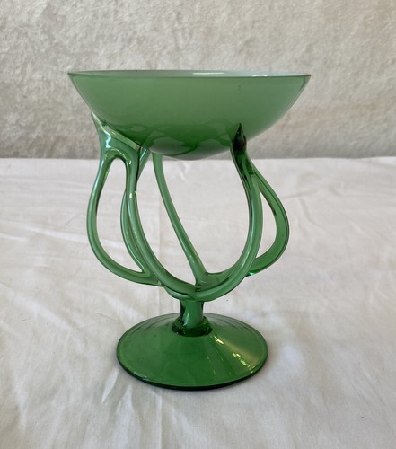 Mundgeblasene weiße Süßigkeitenschale aus grünem Glas. Modern. Aufwendig. Zart