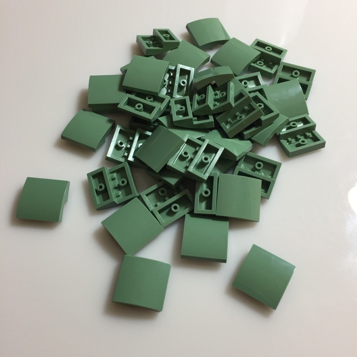 40 per lot NEW LEGO Sand Green PLATE W. BOW 2X2X2/3 (ID 15068
