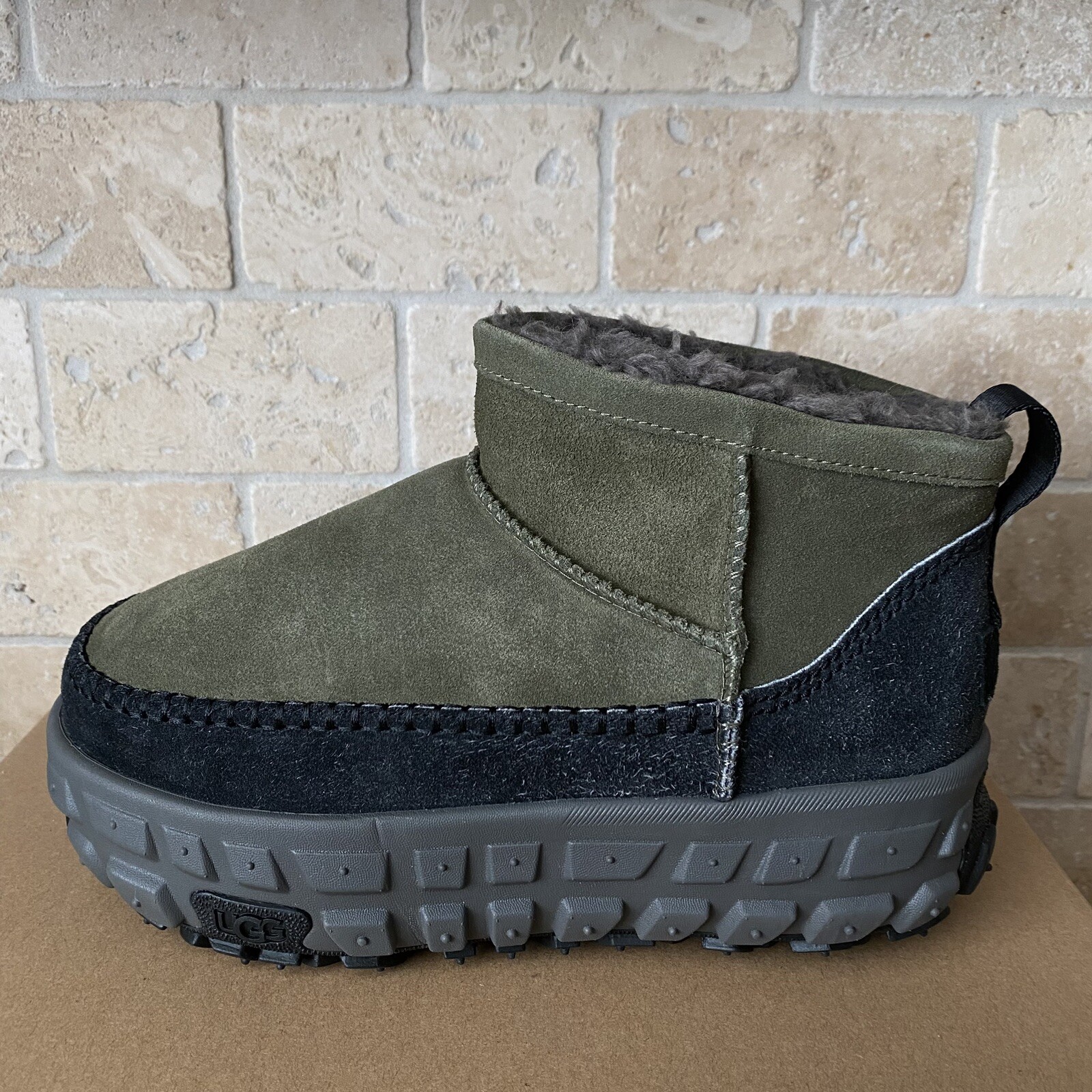BOTAS UGG VENTURE DAZE ULTRA MINI ACOGEDORAS PLATAFORMA OLIVA HOMBRE TALLA US 8 / MUJER 9
