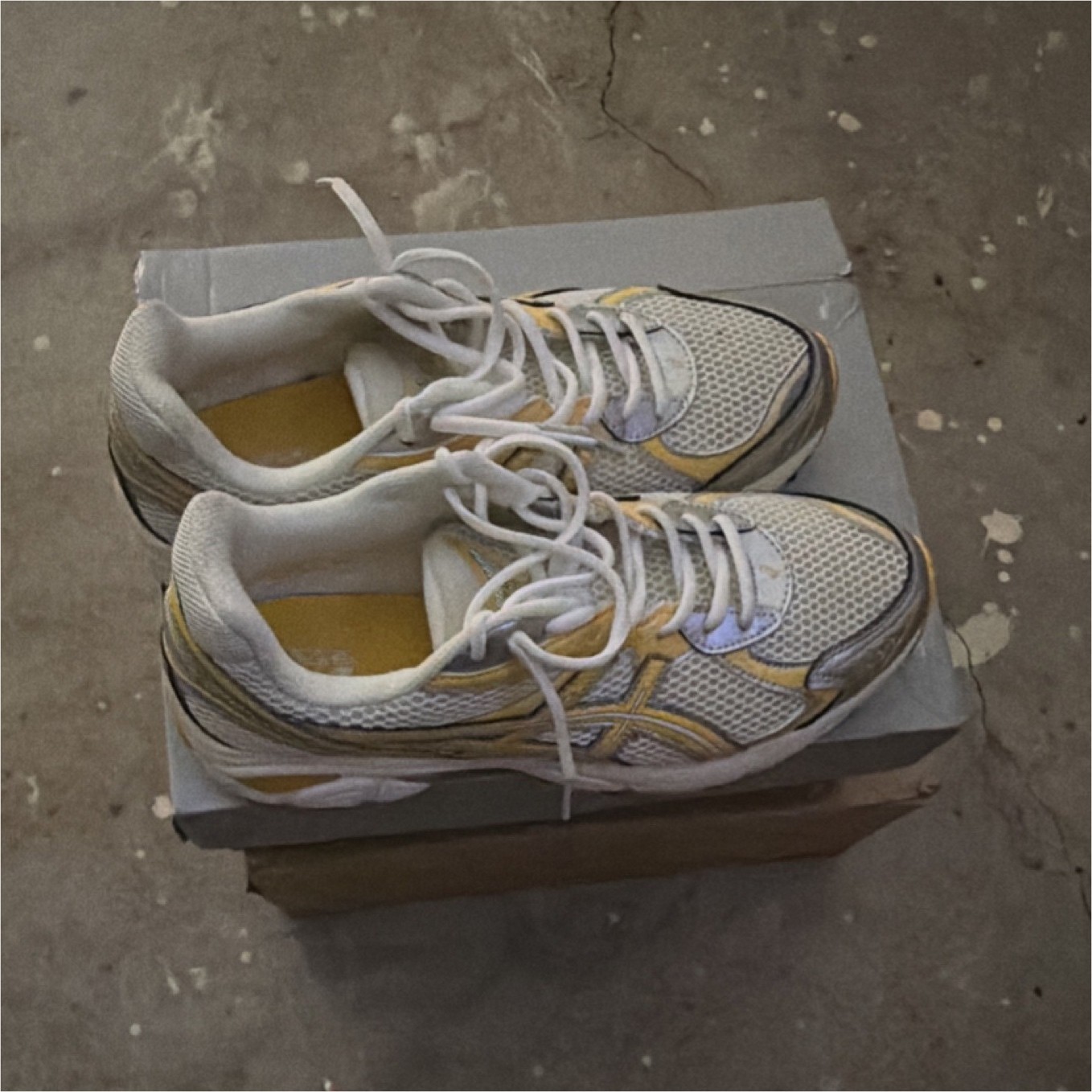 ASICS Men's White/Gold/Silver Lace-Up Low Top Mesh Running S