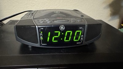 General Electric GE 7-4897A Dual Alarm Stereo CD Clock AM FM Radio Sleep Nap