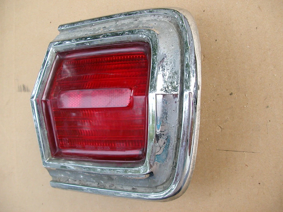 1966 PLYMOUTH FURY HDTP/SEDAN - 原始设备制造商外置右乘客尾灯 — 第 2/4 张图片