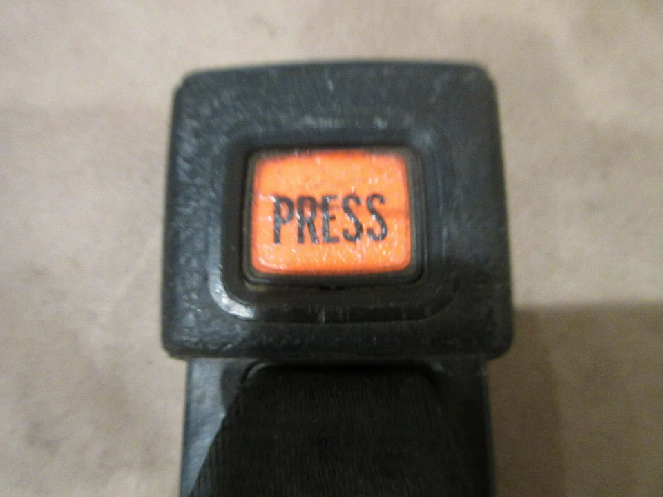 法拉利 Mondial 3.2,Mondial t- 后座皮带扣 -P/N 61245500 — 第 2/4 张图片