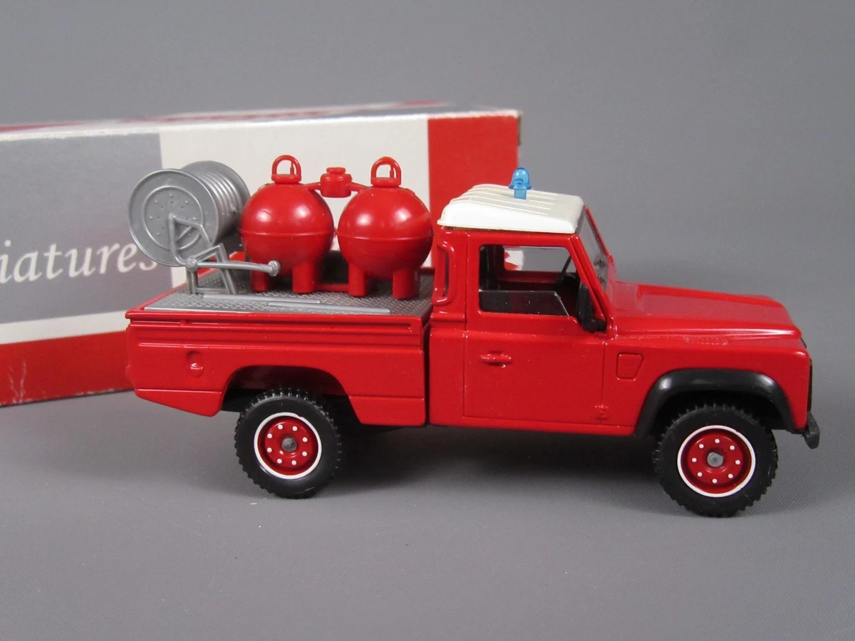 LAND ROVER DEFENDER 110 + Embarcation Pompiers BBURAGO EUR 18,00