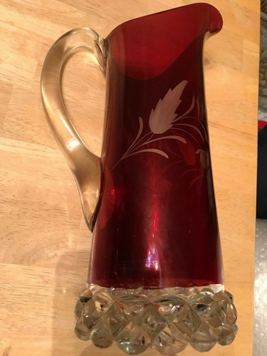 De colección. Jarra de vidrio cortada a transparente floral de 12" de alto helecho grabado rojo rubí - Imagen 2 de 12