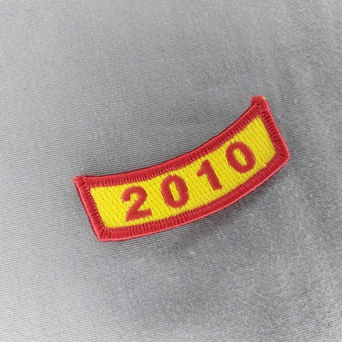 2010 2.5" Gold Red Tab Rocker Ribbon Iron On Patch - 第 1/2 張圖片