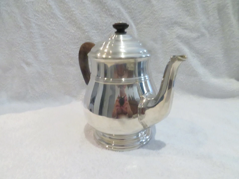 Preciosa tetera grande francesa de plata 925 del siglo XX E Puiforcat Luis XIV st? Foto 2 de 4