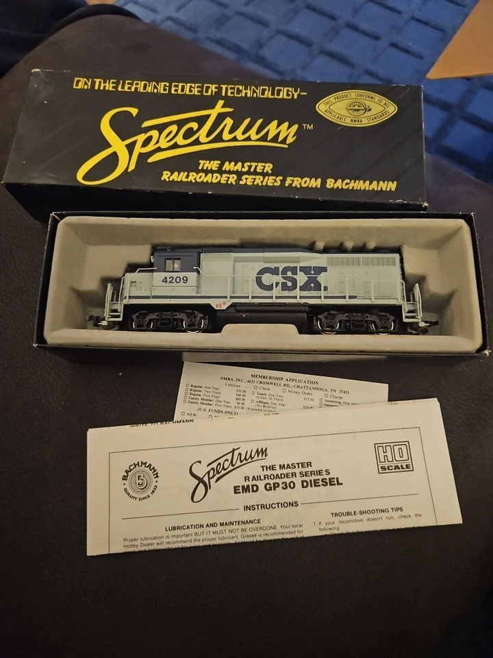 HO scale Bachmann Spectrum # 41-0826-L6 CSX GP 30 Diesel Locomotive CSX 4209 - Image 2 of 2