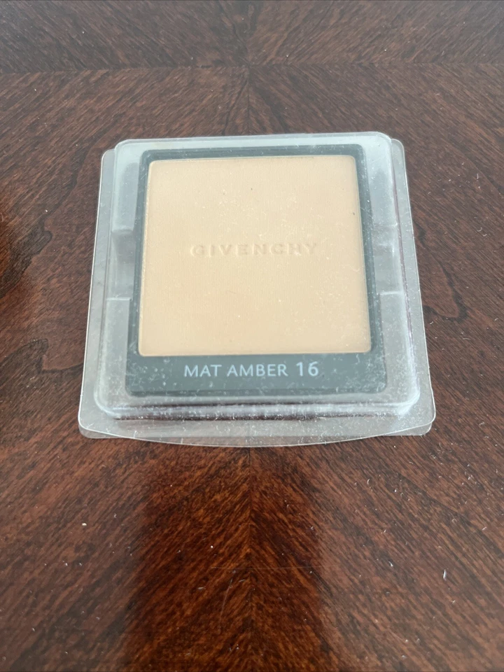 Base en polvo prensada Givenchy Matissime mate spf 20 # 16 "Mat Amber" Foto 4 de 4