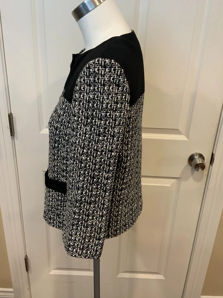 Chaqueta corta St. John negro blanco tweed plata botón, talla 6 Foto 3 de 4