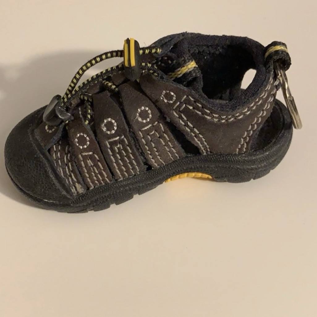 KEEN Mini Portachiavi Sandalo Scarpa 3 3 4" Miniatura Replica Marrone e Giallo