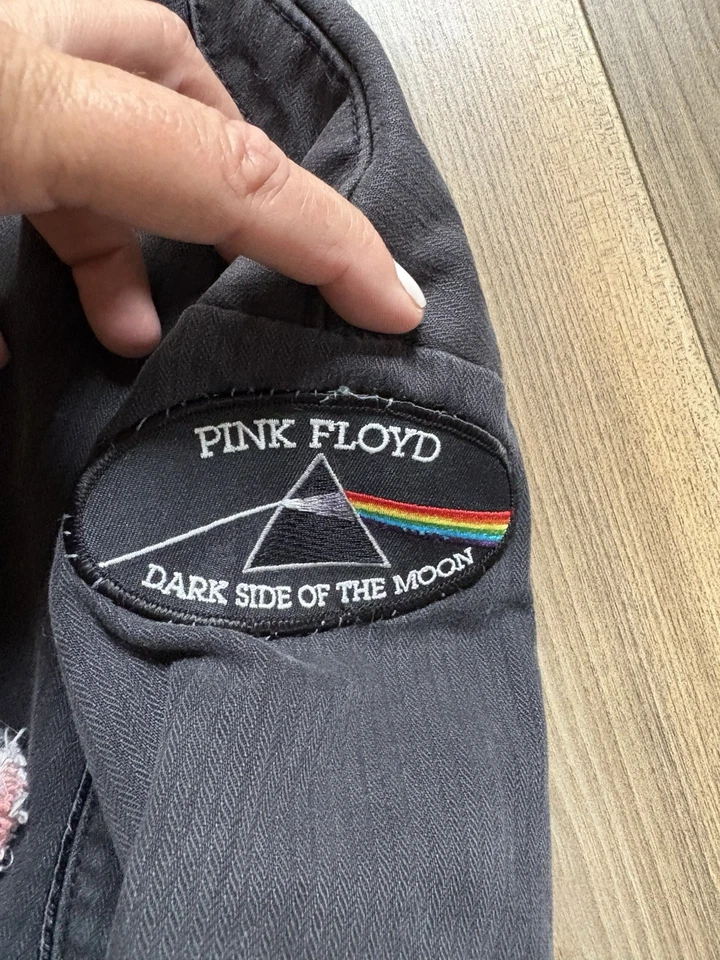 Chaqueta vaquera negra vintage años 80 Guess parches Pink Floyd talla mediana Foto 3 de 4