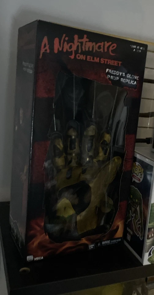 Réplica de guante de utilería Neca Pesadilla en Elm Street Freddy Krueger Foto 3 de 4